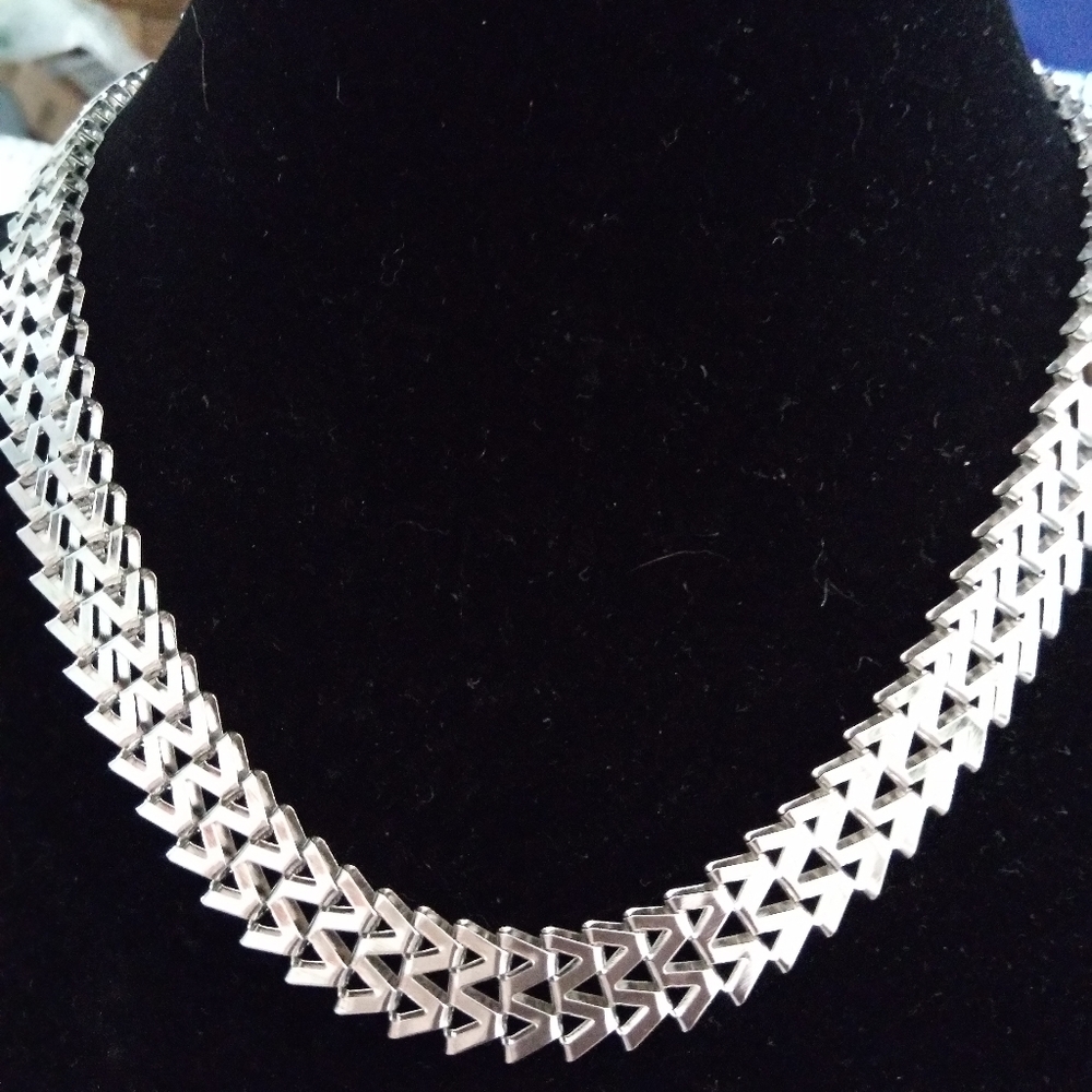 🌈NEW🍀Necklace by Statements📿silver color